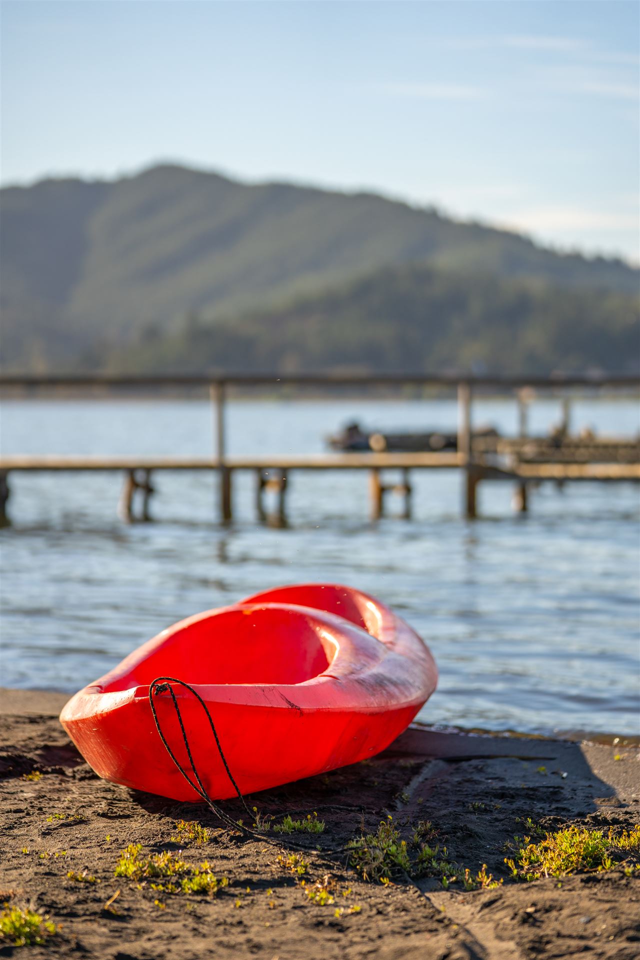 Kayak rojo en la orilla del lago
